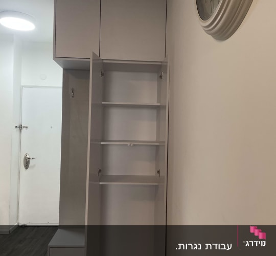 ארון עץ פתוח עם מדפים ודלתות